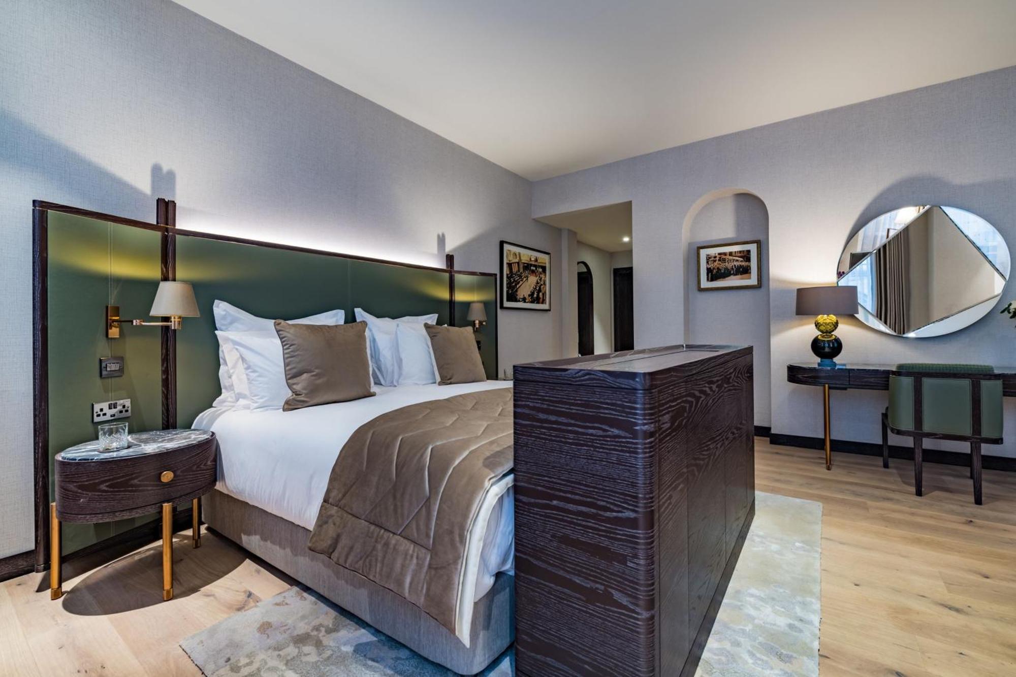 Stock Exchange Hotel Manchester Exteriör bild A bedroom at The Ivy Collection