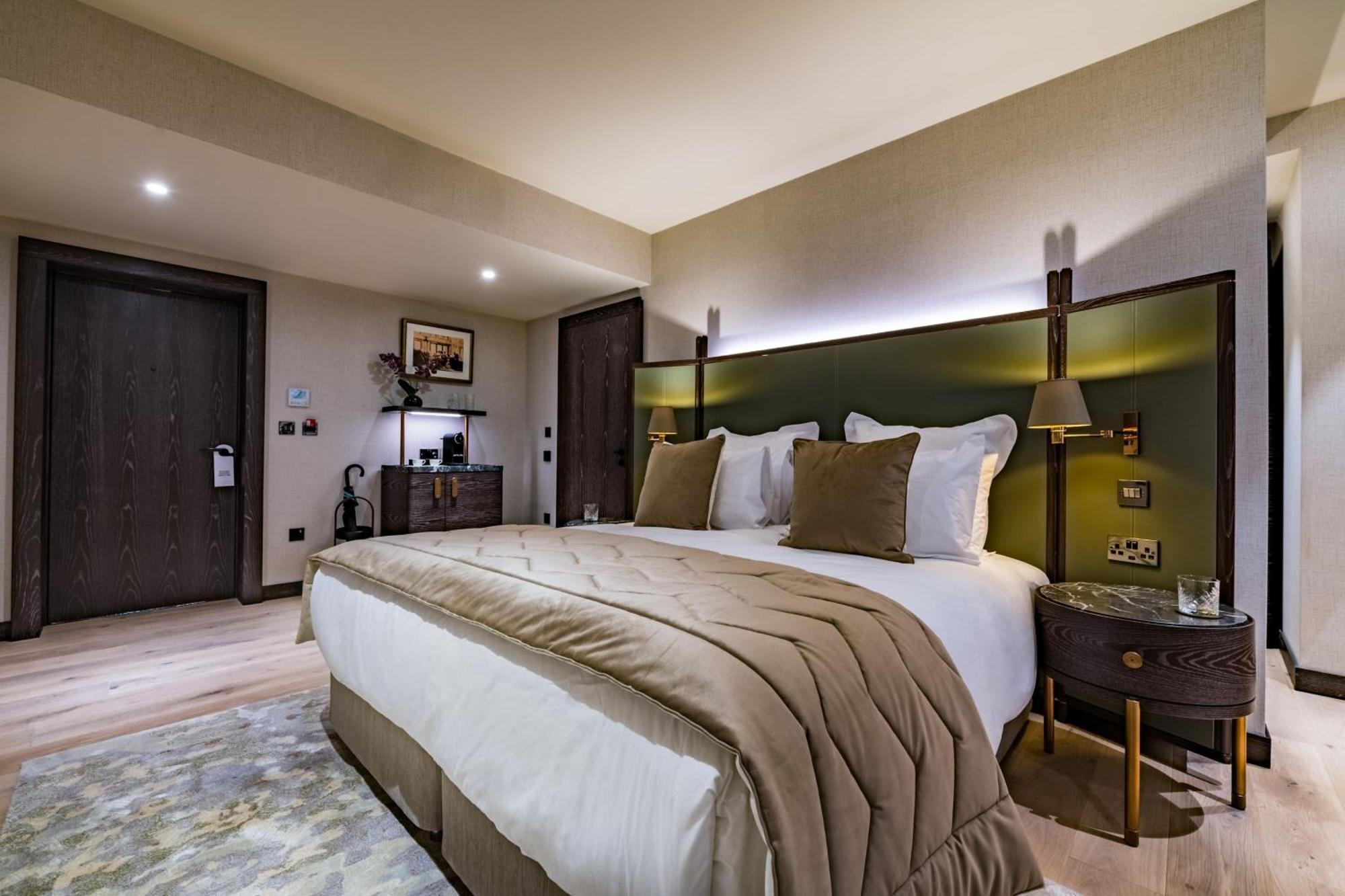 Stock Exchange Hotel Manchester Exteriör bild A bedroom at The Ivy Collection, St John's Wood