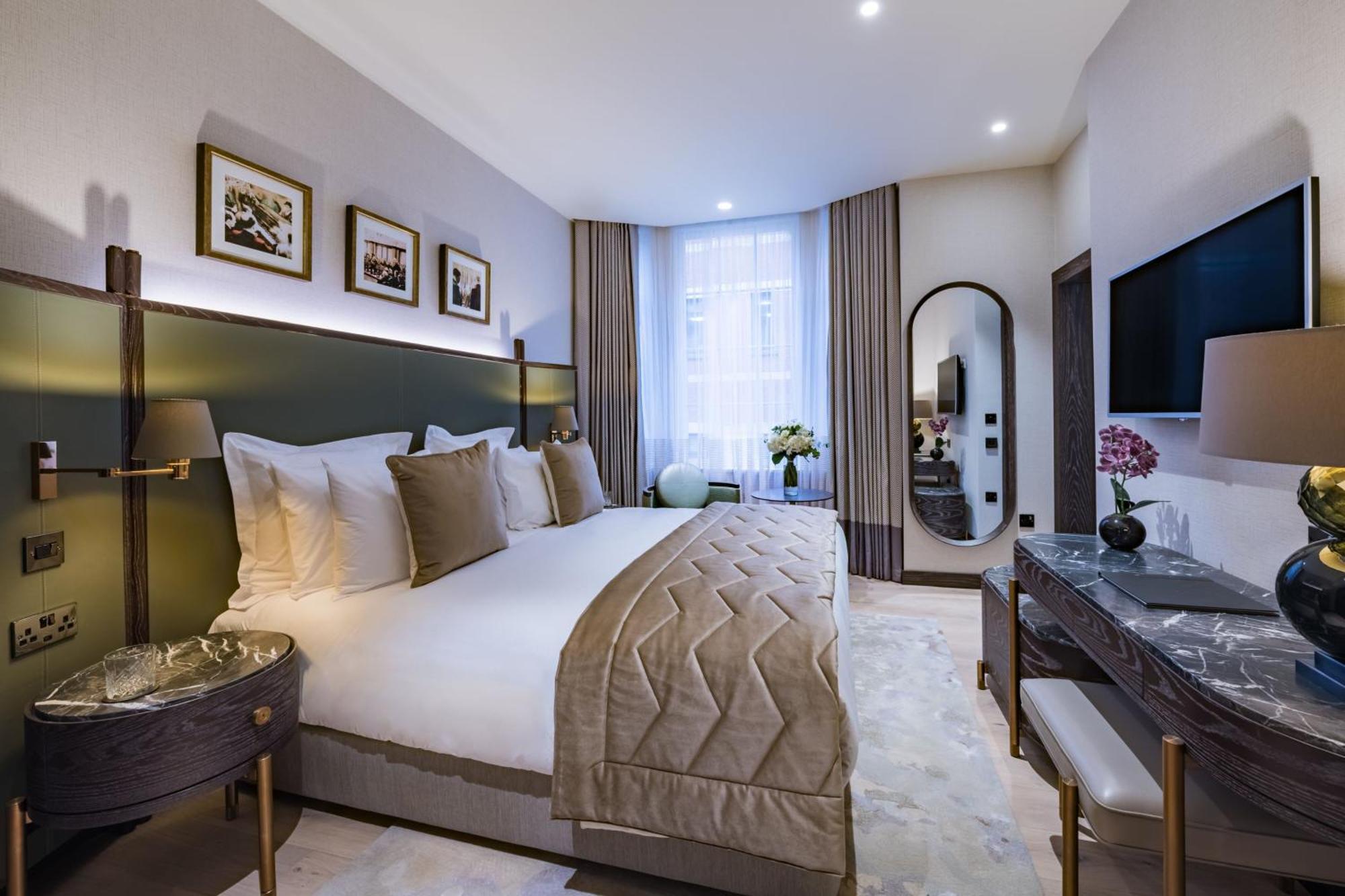 Stock Exchange Hotel Manchester Exteriör bild A bedroom at The Guardsman